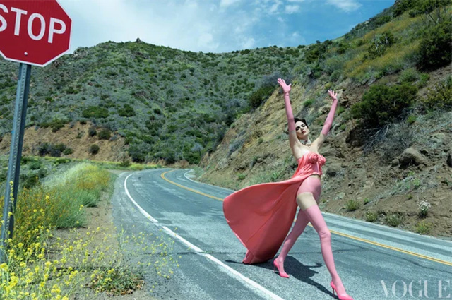 Поклонники сравнивают Кендалл Дженнер с ее мамой Крис из-за новой фотосессии с короткой стрижкой Поклонники сравнивают Кендалл Дженнер с ее мамой Крис из-за новой фотосессии с короткой стрижкой Фотосессии