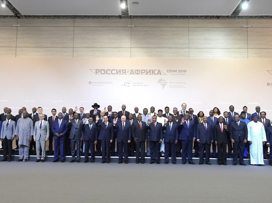 Дипломатия с перьями: Путин в Сочи пообщался с полуголыми партнерами африканский саммит,интересное,политика,Путин