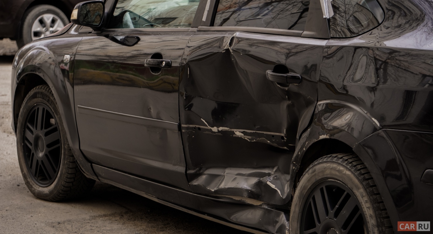 Автоэксперт: если впереди резко затормозила машина, нужно ударить по тормозам изо всех сил