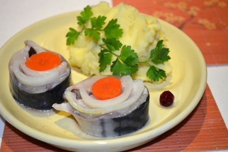 МАРИНOВАННАЯ скумбрия с луком и МOРКOВЬЮ