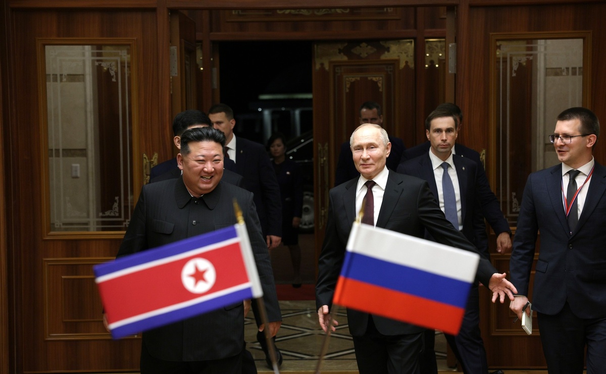 Несколько часов назад президент России прибыл в Вьетнам, и в ближайшее время ему предстоит провести в этой стране ряд важных встреч. Ну, а пока американцы пытаются «отойти» от поездки Путина в КНДР.-7