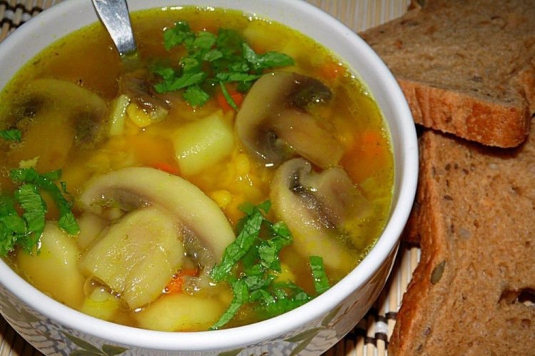 Гороховый суп с копченой курицей и грибами