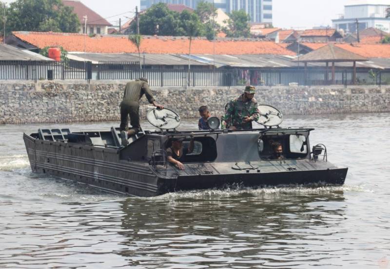 «Солдаты обязаны отказаться от сомнений в амфибии»: в Индонезии советский ПТС-10 назвали «гордостью морпехов»