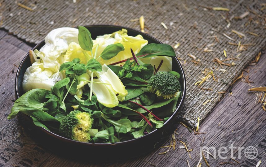 Весна – время восполнять витамины: три рецепта зелёных салатов
