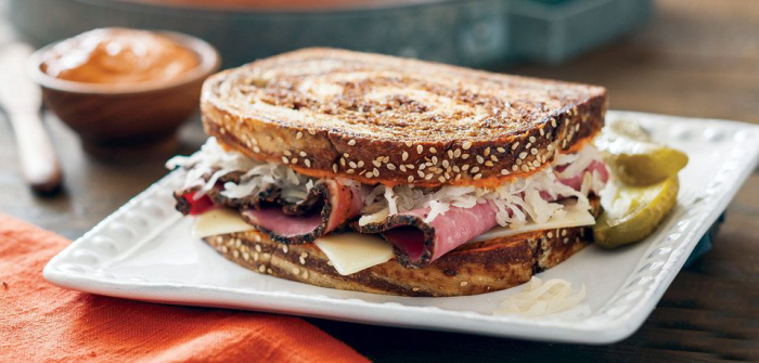 Сэндвич с говядиной и квашеной капустой. \ Фото: twitter.com.