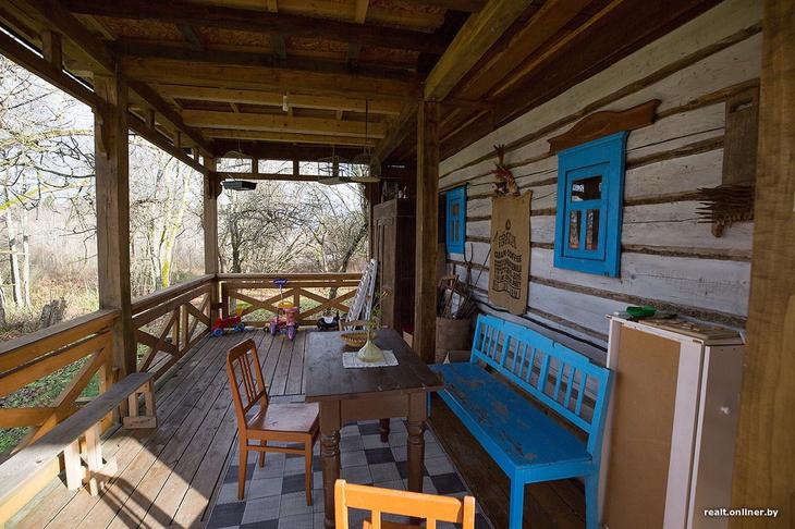 «Вложил сюда все свои сбережения». Как один человек возрождает деревню на Голубых озерах 