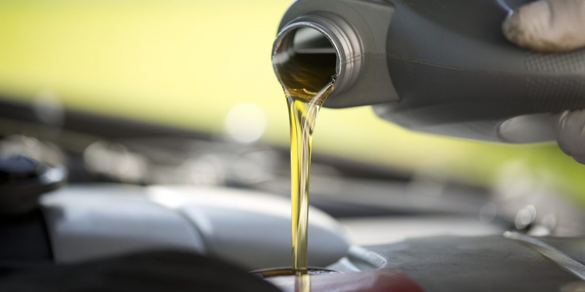 Лайфхак: как залить масло в двигатель без воронки