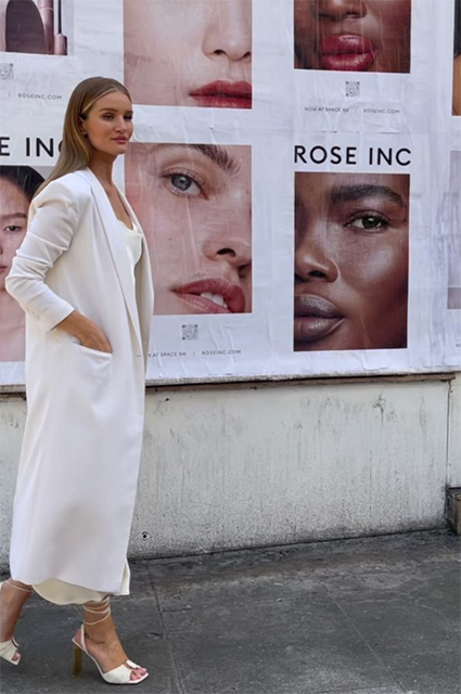 Легкое пальто и шелковое платье: беременная Рози Хантингтон-Уайтли показывает, в чем встречать теплую осень Легкое пальто и шелковое платье: беременная Рози Хантингтон-Уайтли показывает, в чем встречать теплую осень Звездный стиль