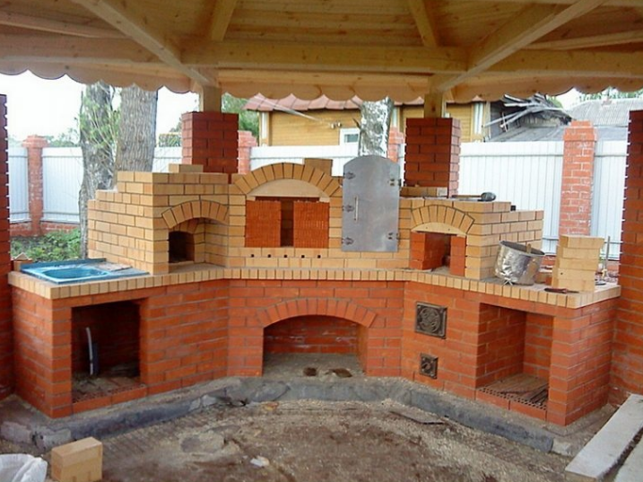 Жена любит готовить на свежем воздухе, поэтому я ей сделал сюрприз: построил летнюю кухню из красного кирпича. Фото до и после Жена любит готовить на свежем воздухе, поэтому я ей сделал сюрприз: построил летнюю кухню из красного кирпича. Фото до и после домашний очаг,,рукоделие,своими руками,умелые руки