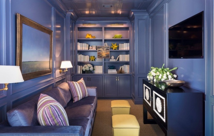 Фиолетовый интерьер гостиной комнаты всегда будет радовать хозяев и по-настоящему удивлять гостей.