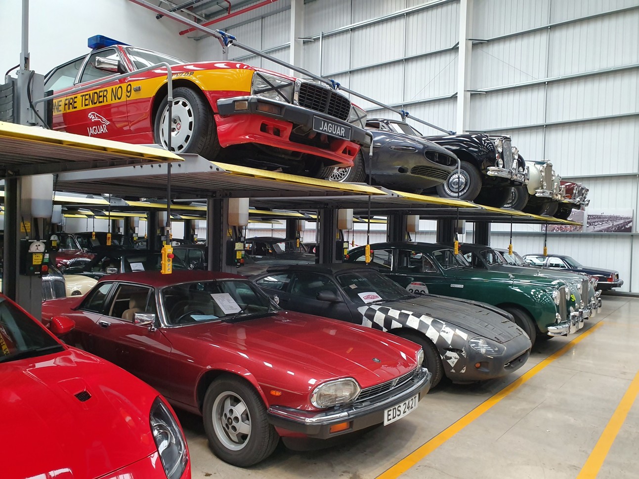 Место, где 440 уникальных машин собрано под одной крышей Jaguar, чтобы, Rover, очень, машин, такой, коллекции, например, здесь, машины, нужные, марок, о том, этого, кузов, просто, живёт, двигатель, «Ягуары», техники