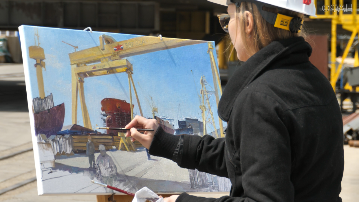 «Корабли - моя страсть»: молодая художница из Приморья ищет вдохновение на судоверфи
