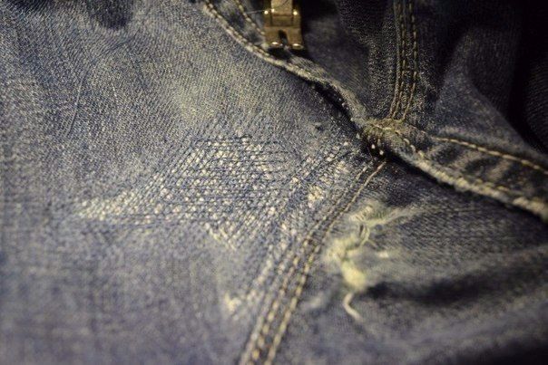 Как аккуратно и незаметно зашить нитку на джинсах Главное, подобрать, нитки, идеально, и следить, направлением, полотне, джинсовна, которых, ставится, заплатка       