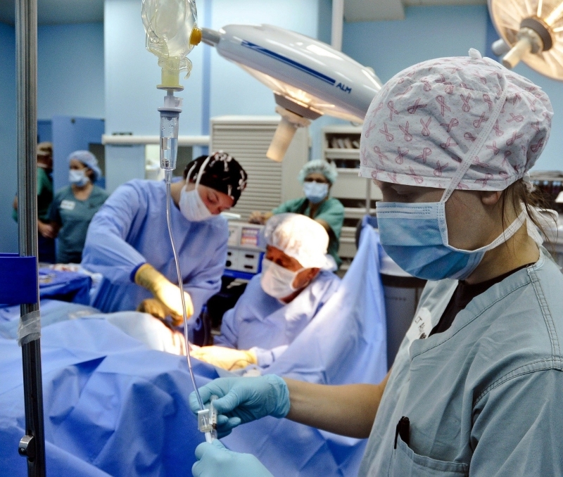 Операционные сестры знают все этапы и тонкости процесса наравне с хирургом