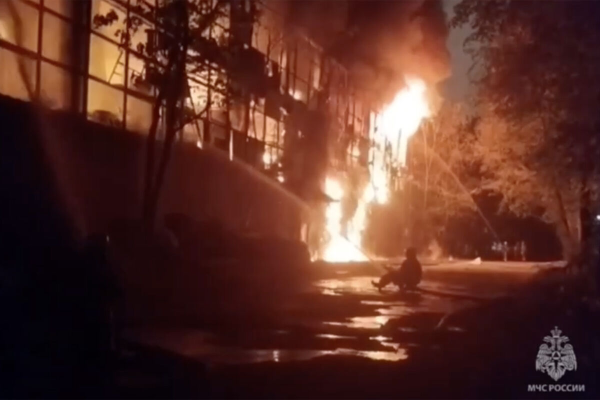 Сотрудники МЧС РФ запросили авиацию для тушения пожара на заводе в Москве
