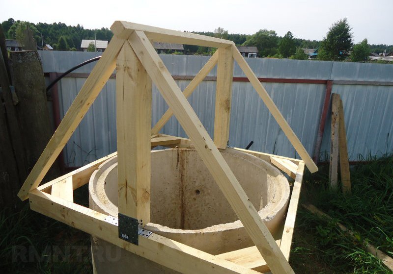 Колодезный домик над источником воды выполняет защитные и&nbsp;декоративные функции.-43