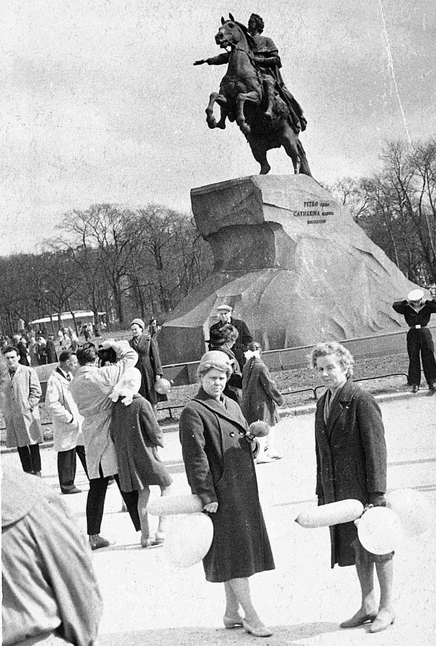 У «Медного всадника», Ленинград  