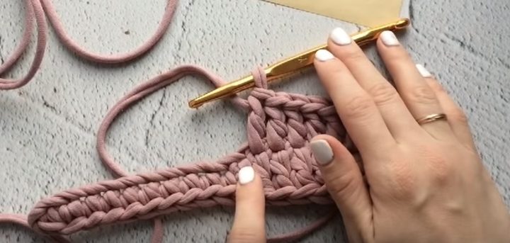 Вяжем тапочки с двойной подошвой из трикотажной пряжи Вяжем тапочки с двойной подошвой из трикотажной пряжи вязание спицами,рукоделие,своими руками