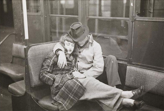 Парочка, спящая в вагоне метро, 1940-е life, Стэнли Кубрик, звезды, знаменитости, режиссеры, фотограф, фотографии, юность гения