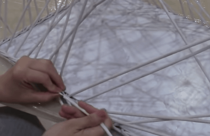 Корзина для белья без лишних затрат Корзина для белья без лишних затрат плетение корзині