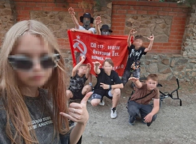 Довоспитывались: подростки показали нацистский жест на фоне Знамени Победы