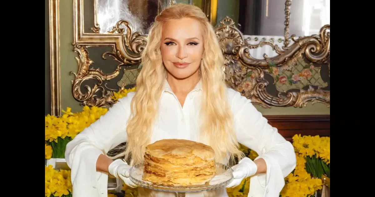 Алёна Ахмадуллина, Наташа Королёва и Алексей Жидковский на масленичных гуляньях "Москвички" и Виктории Шеляговой: новые фото