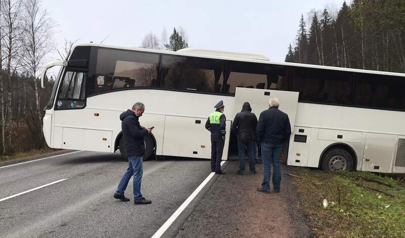 Туристический автобус попал в ДТП и перекрыл дорогу в Карелии