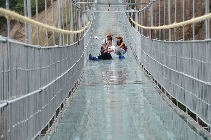 В Китае открылся прозрачный мост почти 200 метров высотой