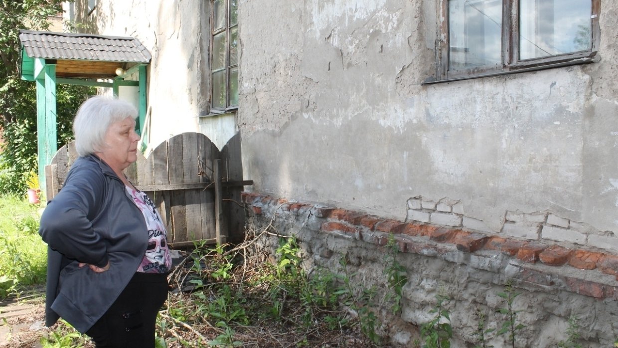 Чиновники Кирова не переселяют семью пенсионеров из аварийного жилья вопреки решению суда