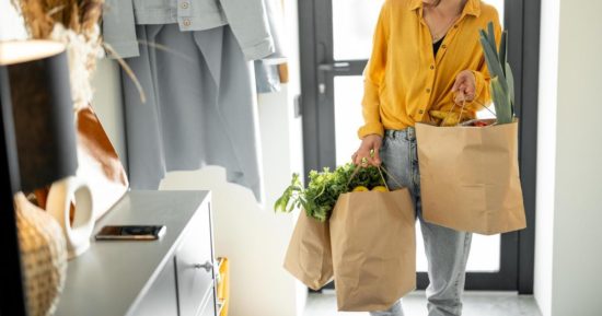 Успеть все купить: 4 совета врача, как донести тяжелые сумки из магазина и не сорвать спину