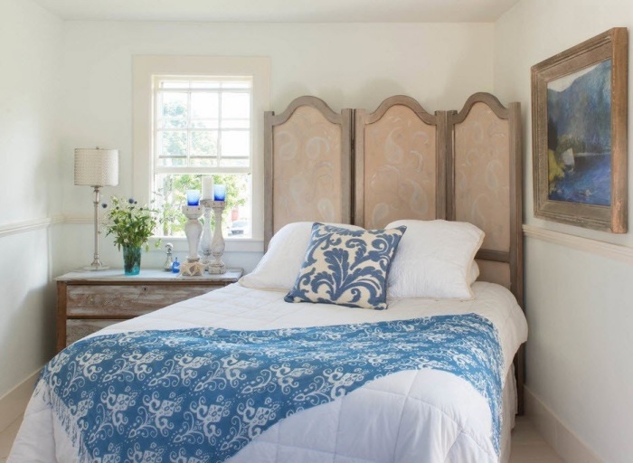Небольшая спальная комната с элементами французского стиля прованс в интерьере.