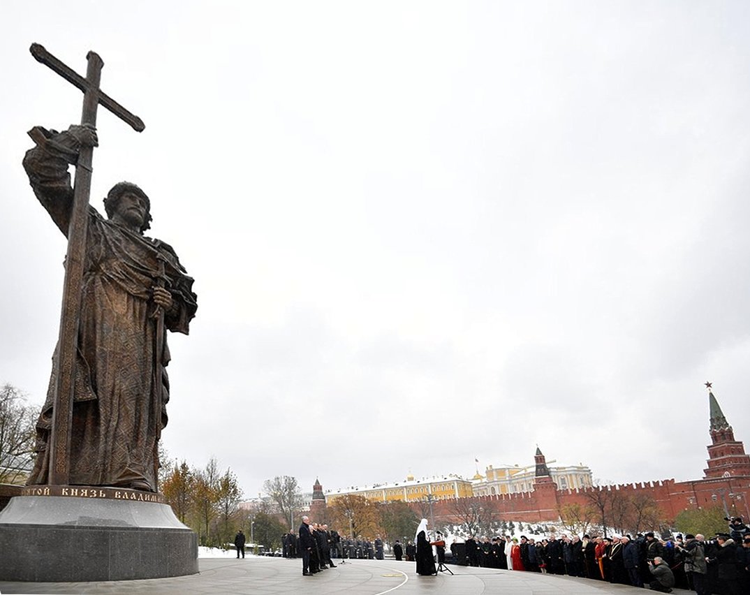 Открытия памятника владимиру. Памятник князю Владимиру в Москве. Открытие памятника князю Владимиру в Москве. Памятник князю Владимиру на Лубянке. Памятник князю Владимиру в Смоленске.