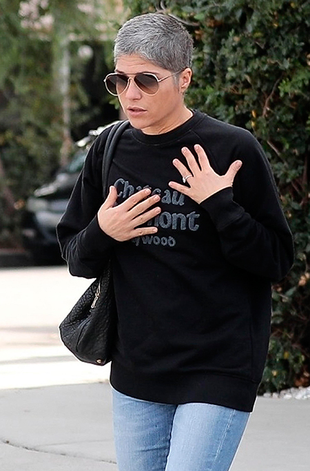 Страдающая рассеянным склерозом Сэльма Блэр спровоцировала слухи о помолвке Страдающая рассеянным склерозом Сэльма Блэр спровоцировала слухи о помолвке Звезды,Новости о звездах