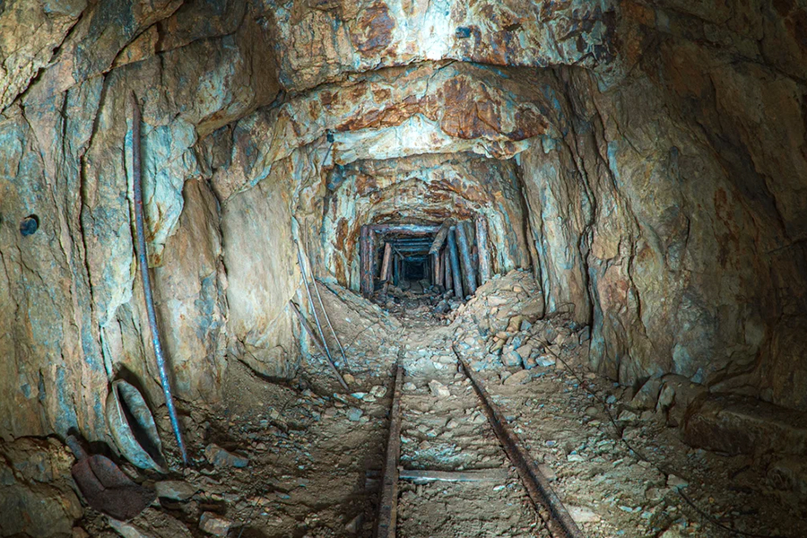 В горах Байкала туристы заметили странный тоннель и решили пройти до конца по темной шахте: видео