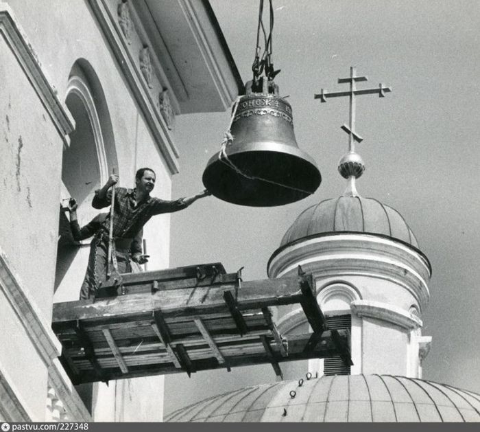 Во многих городах снова начинают работать церкви. В 1991 году колокол установили на колокольне Никольского собора в Омске. история, факты, фото