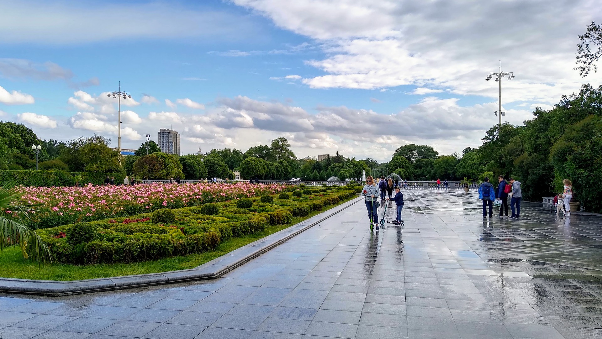 Парк горького 30 июня. Парк Горького Москва. Парк м Горького Москва. Парк Горького Москва набережная. Парк Горького Москва летом.