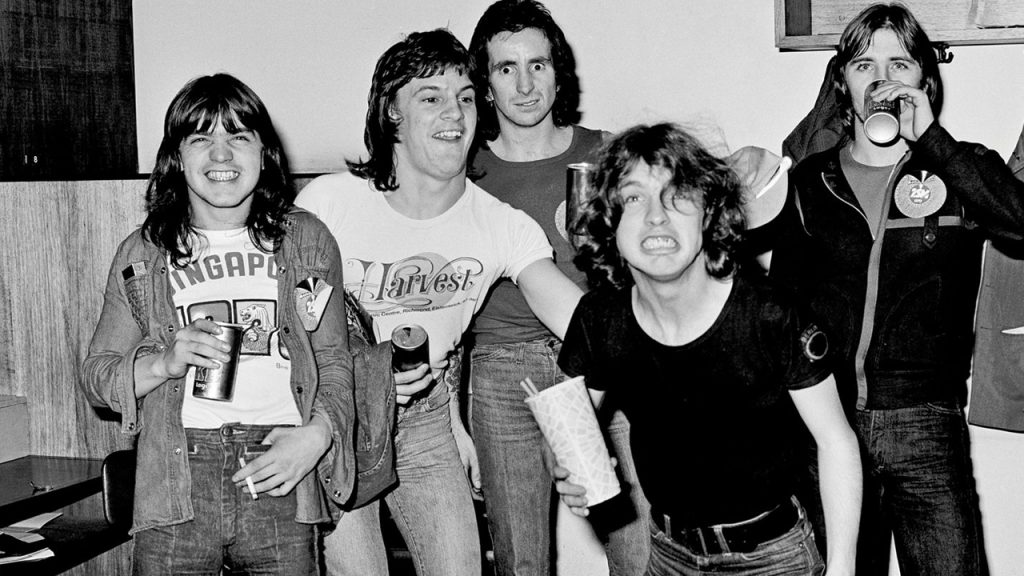 Дымящийся усилитель и триппер на всех. Как AC/DC записывали свой первый альбом группы, Малькольм, группу, Ангус, Скотт, Ангуса, группе, когда, Джордж, очень, играли, музыканты, которые, группа, банды, Австралии, просто, Easybeats, всегда, Voltage