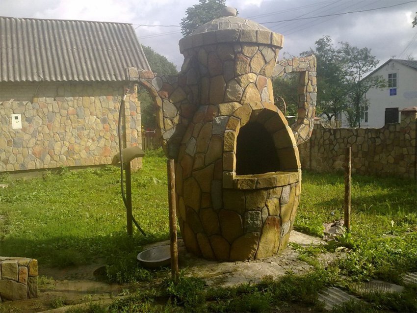 Колодезный домик над источником воды выполняет защитные и&nbsp;декоративные функции.-26