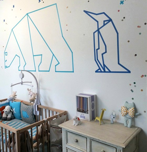 Геометричные фигуры из цветного скотча: развивающие воображение полярные животные на стене детской комнаты