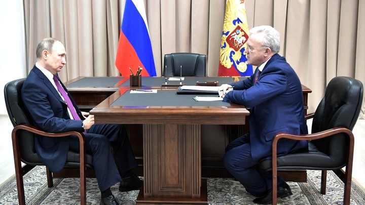 Оторванные от реаьности "качают права": Как губернатор Красноярского края Александр Усс символически плюнул в Путина - эксперты