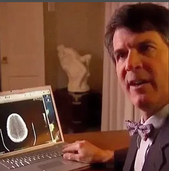 Американский нейрохирург и писатель. В его книге "Доказательство рая: Путешествие нейрохирурга в загробную жизнь" описывается его околосмертный опыт, произошедший в 2008 году в состоянии медикаментозной комы при лечении менингита. Он утверждает, что кома привела к смерти мозга, что сознание - это не только продукт мозга и что это открывает доступ к жизни в Тонком мире.