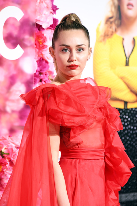 Майли Сайрус пришла на премьеру фильма Лиама Хемсворта вместо него: 