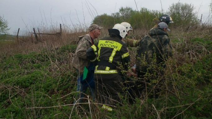Алтайские пожарные спасли рыбака, который упал и не смог встать