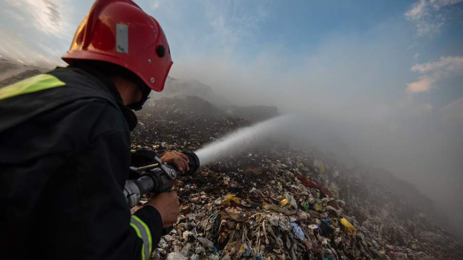 В Краснодарском крае загорелся мусорный полигон