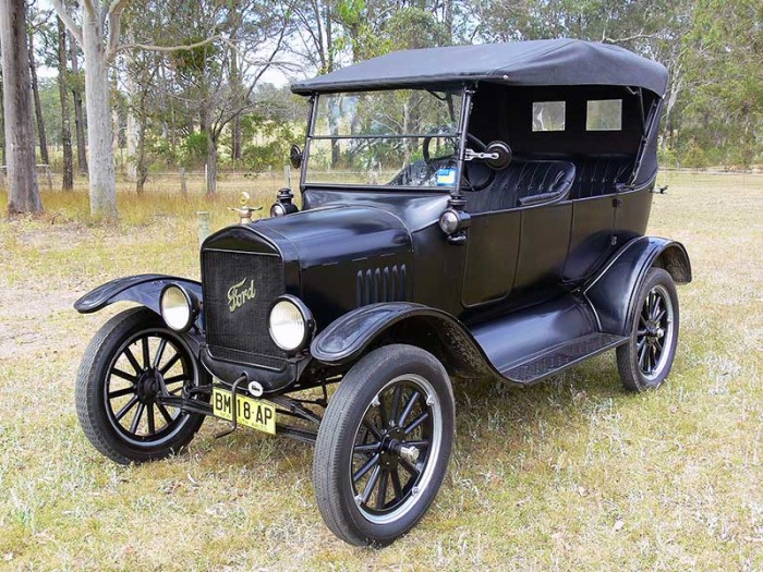 Ford Model T, известный как «Жестяная Лиззи», классического черного цвета.