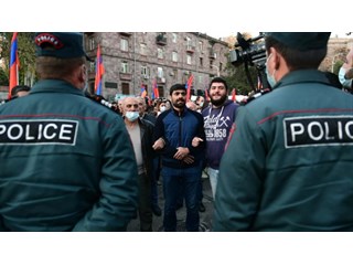 "Он предатель!" Армянская оппозиция о властях, миротворцах и Карабахе геополитика