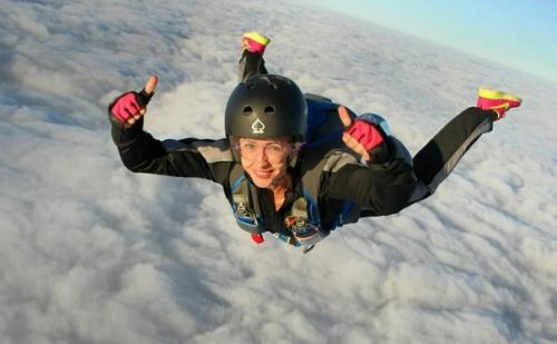 Парашютистка Джоан Мюррей упала с нераскрывшимся парашютом с высоты 4400 метров и выжила.