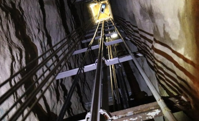 Спелеологи изучали гору и заметили замаскированный валуном вход с лифтом. Спуск вниз уходил на 300 метров