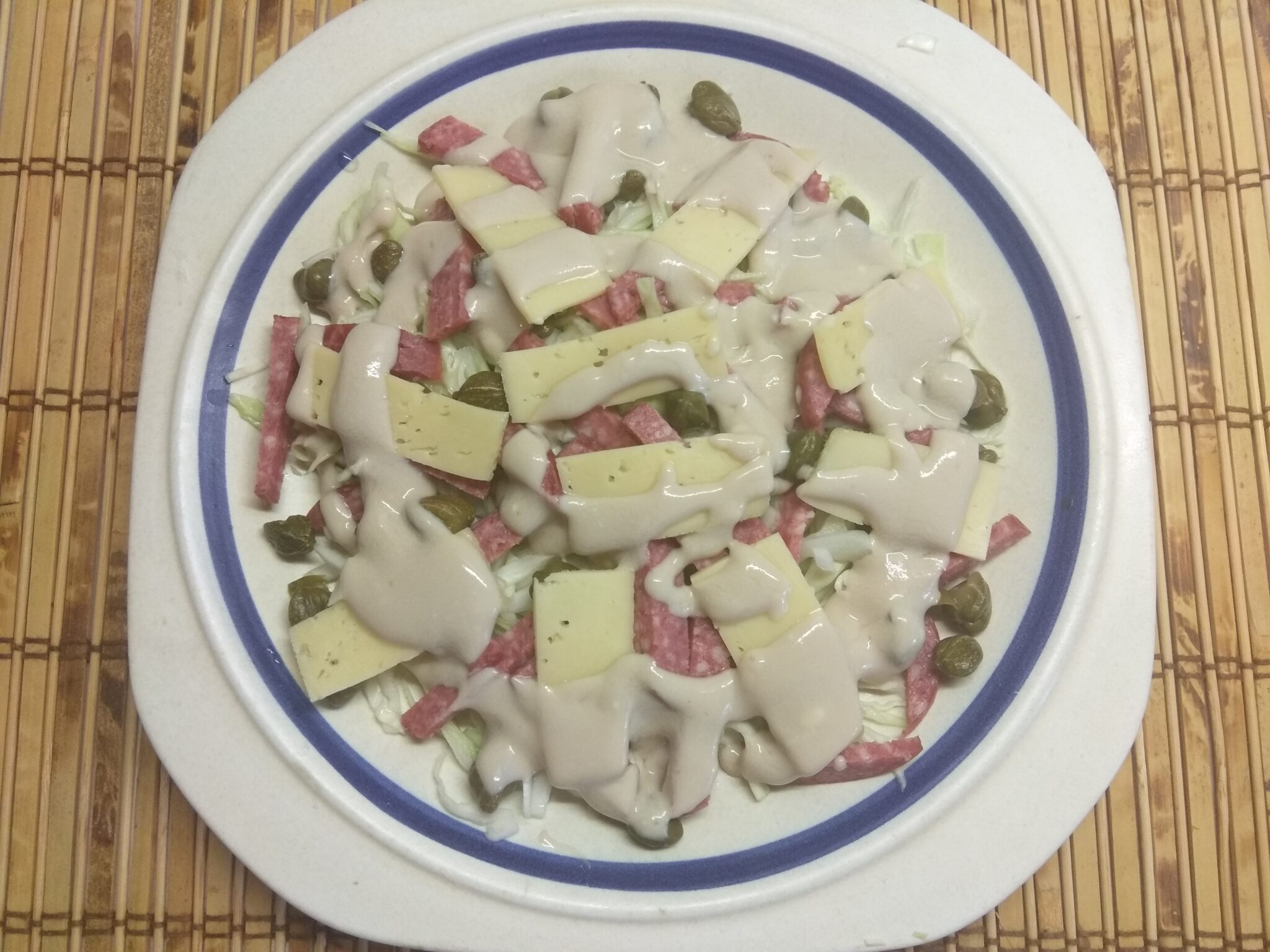Салат из капусты, салями, каперсов и сыра