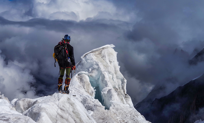 Человек провел ночь на вершине Эвереста: история Линкольна Холла Культура